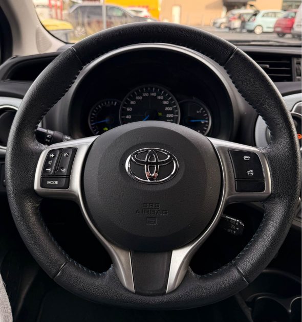 TOYOTA YARIS III  1.5 VVTI 16V HSD HYBRID 100H E-CVT 75 CV - 1ÈRE MAIN -HISTORIQUE DISPONIBLE - GARANTIE 12 MOIS 