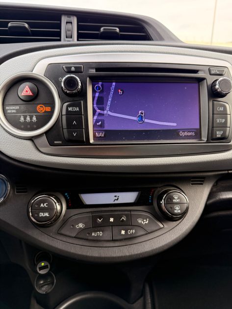 TOYOTA YARIS III  1.5 VVTI 16V HSD HYBRID 100H E-CVT 75 CV - 1ÈRE MAIN -HISTORIQUE DISPONIBLE - GARANTIE 12 MOIS 