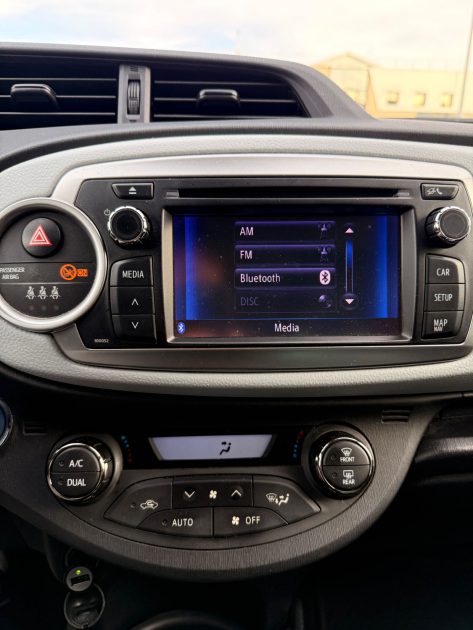 TOYOTA YARIS III  1.5 VVTI 16V HSD HYBRID 100H E-CVT 75 CV - 1ÈRE MAIN -HISTORIQUE DISPONIBLE - GARANTIE 12 MOIS 