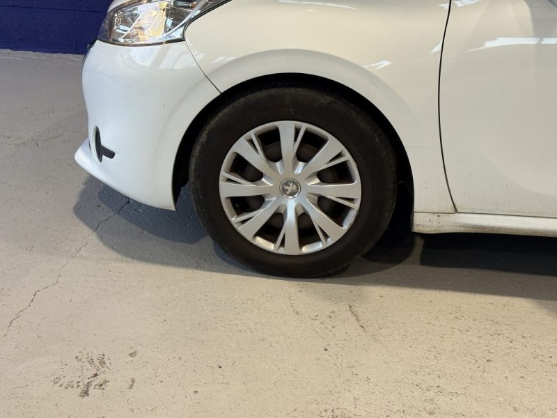 PEUGEOT 208 Société 2 places 1.4 HDI 68ch - idéal jeune permis - tva récupérable 