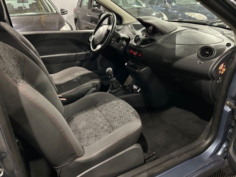 RENAULT TWINGO II 1.2I 75CH