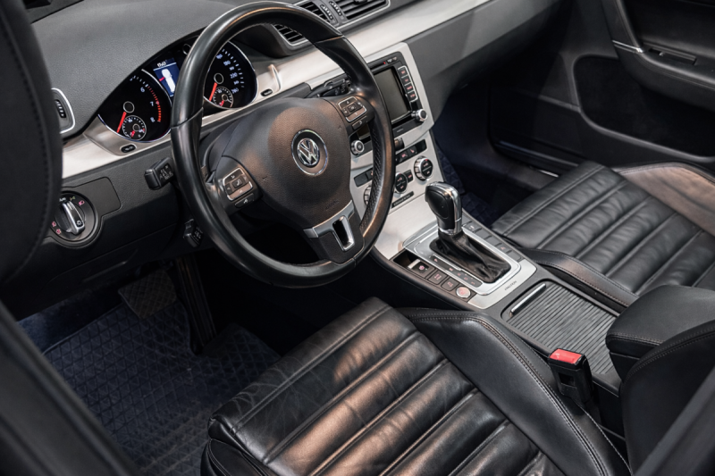 Volkswagen Passat SW 3.6 VR6 – 300CH | DSG | Suspensions pilotées |Régulateur Adaptatif |