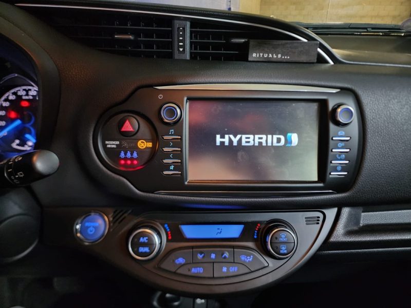 TOYOTA YARIS DYNAMIC BUSINESS 1.5 HYBRID-100cv-BVA-52 000 km