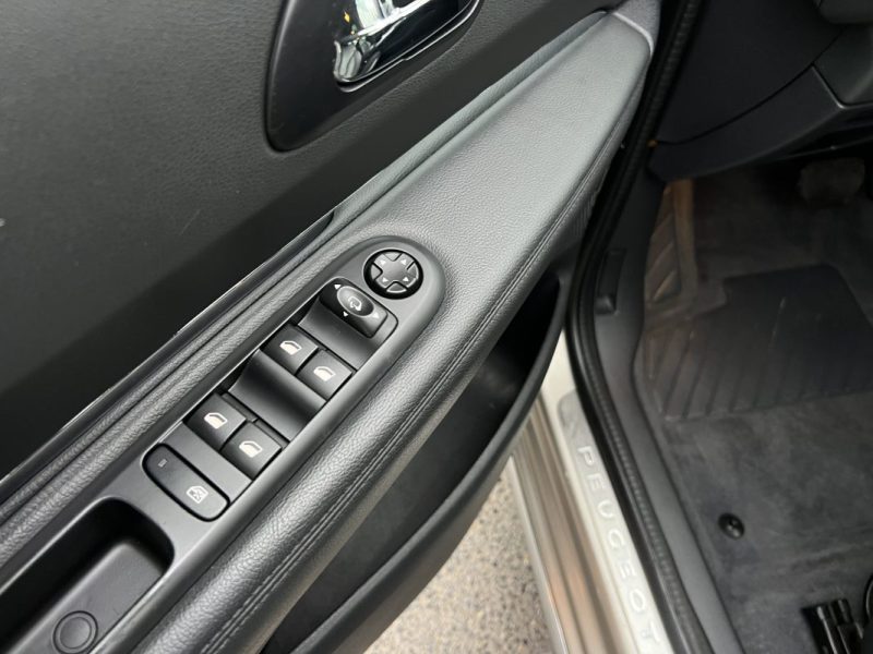 PEUGEOT 3008 (2) FELINE 1.6 Hdi 120 BOITE AUTO CUIR TOIT PANO ATTELAGE GPS CritAir2- GARANTIE 1 AN