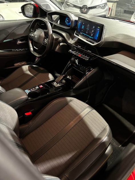 MAGNIFIQUE E-208 ALLURE 136CH (SUIVI D'ENTRETIEN, APPLE CARPLAY, RADAR DE RECUL)