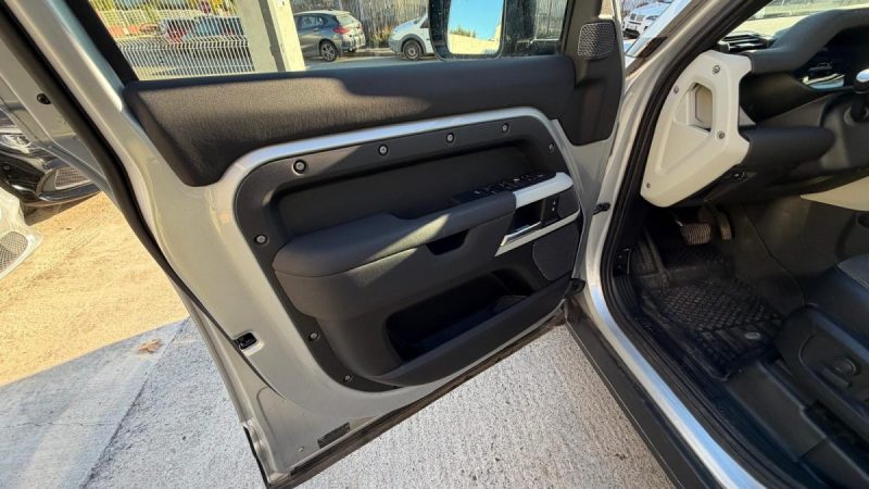 LAND ROVER  DEFENDER 110 D240 BVA8 SE 7 PLACES 