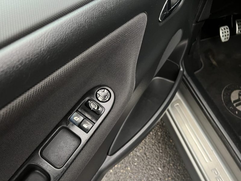PEUGEOT 207 CC CABRIOLET PHASE 2 ROLAND GARROS 1.6 HDI 112 Cv 1ERE MAIN CRIT AIR 2 - GARANTIE 1 AN