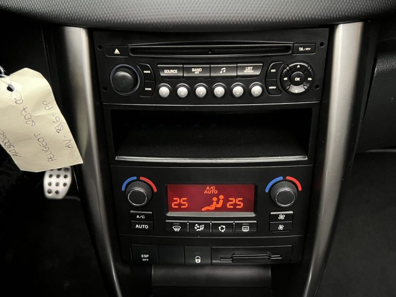 PEUGEOT 207 CC CABRIOLET PHASE 2 ROLAND GARROS 1.6 HDI 112 Cv 1ERE MAIN CRIT AIR 2 - GARANTIE 1 AN