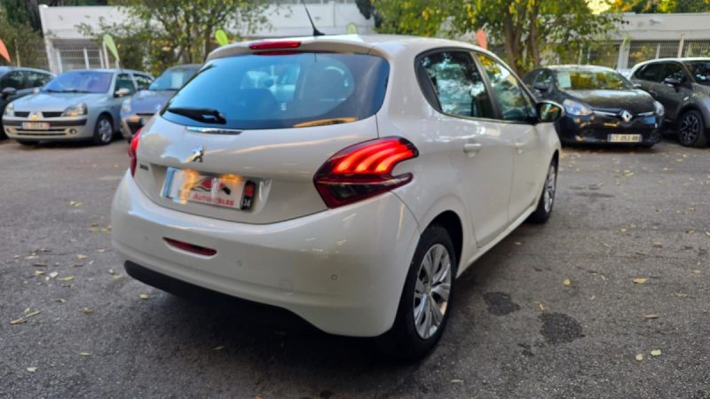 Peugeot 208 1.6 Blue-HDi 75ch, *GPS*, *Idéale jeune conducteur*, *Peu kilométrés*