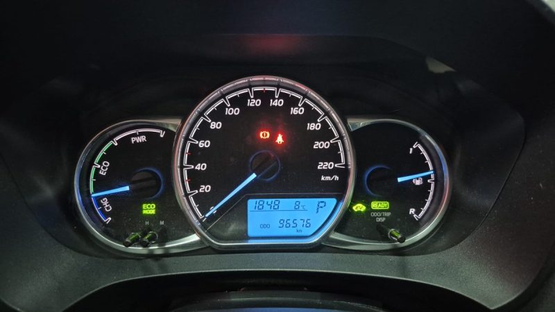 TOYOTA YARIS HYBRIDE 100cv FRANCE BUSINESS/ 1 ERE MAIN/TVA RECUPERABLE