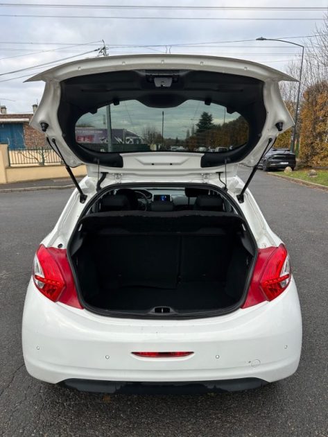 PEUGEOT 208 1.2 82CV ALLURE 5P 2014 / 75KM / Radar de recul / Clim / Paiement 4 ou 10 fois possible