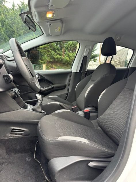 PEUGEOT 208 1.2 82CV ALLURE 5P 2014 / 75KM / Radar de recul / Clim / Paiement 4 ou 10 fois possible