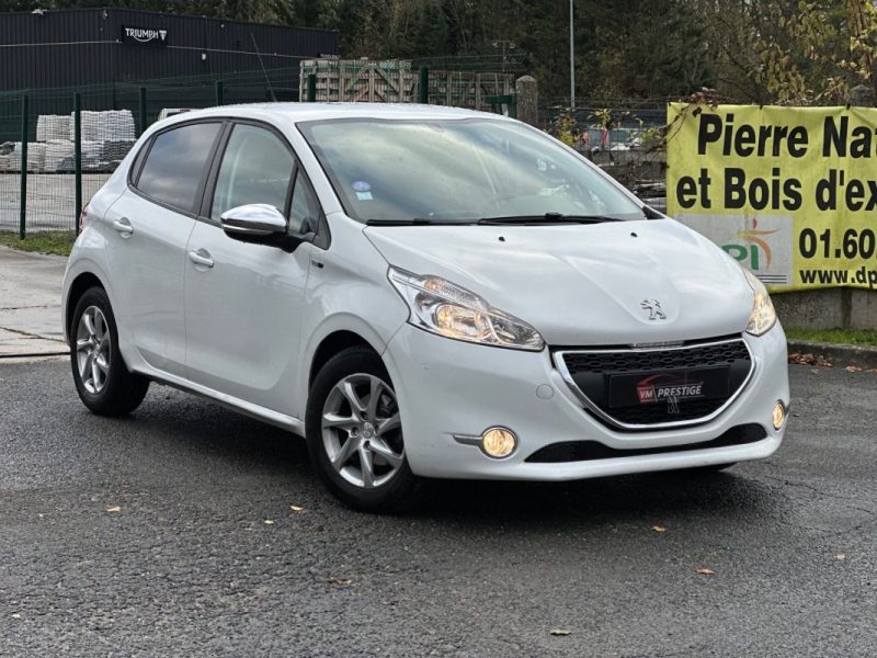 PEUGEOT 208 1.2 82CV ALLURE 5P 2014 / 75KM / Radar de recul / Clim / Paiement 4 ou 10 fois possible