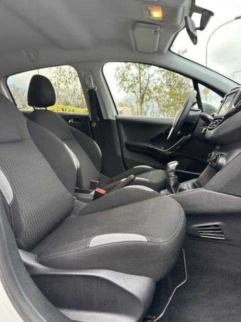 PEUGEOT 208 1.2 82CV ALLURE 5P 2014 / 75KM / Radar de recul / Clim / Paiement 4 ou 10 fois possible