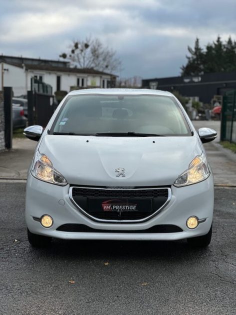 PEUGEOT 208 1.2 82CV ALLURE 5P 2014 / 75KM / Radar de recul / Clim / Paiement 4 ou 10 fois possible