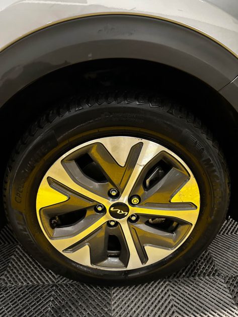 MAGNIFIQUE KIA NIRO 64KW 204 CH (APPLE CARPLAY, SIÈGES CHAUFFANTS ET VENTILÉS, VOLANT CHAUFFANT)