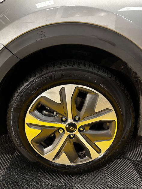 MAGNIFIQUE KIA NIRO 64KW 204 CH (APPLE CARPLAY, SIÈGES CHAUFFANTS ET VENTILÉS, VOLANT CHAUFFANT)